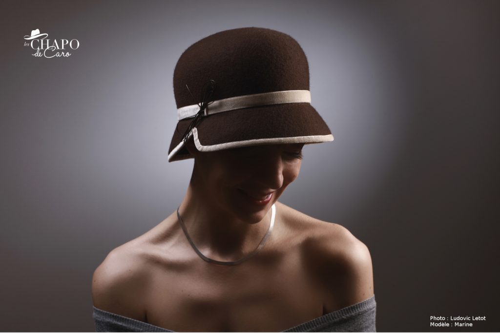 Mango, les Chapo de Caro à Orléans et Paris. Petit chapeau cloche femme en feutre marron bordé d'un ruban de velours beige.