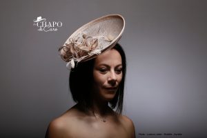 LesChapodeCaro- 2019- chapeau Méline en sisal, plumes et fleurs nude doré- Orléans