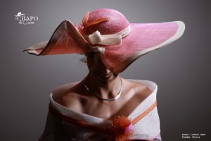 Gaïe, les chapo de caro. Large capeline en sisal avec découpe asymétrique et jeux de couleurs rose, orangé et ivoire