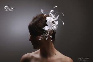 Pince Manon, les Chapo de Caro. Fleurs en soie et plumes taillées tout en blanc.