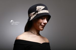LesChapodeCaro-chapeau d'hiver cloche Mylène en feutre taupé noir et liège imprimé