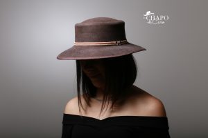 LesChapodeCaro-chapeau d'hiver-Owen en feutre marron et ruban de liège-orleans paris