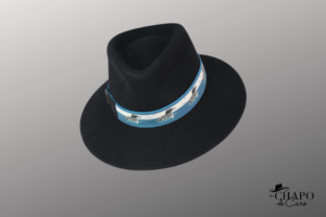 Les Chapo de Caro, Orléans Paris chapeau Fedora feutre noir plongeon bleu ainhoa- face