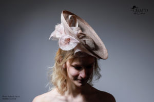 LesChapodeCaro - chapeau cérémonie Astrée sisal taupe et rose