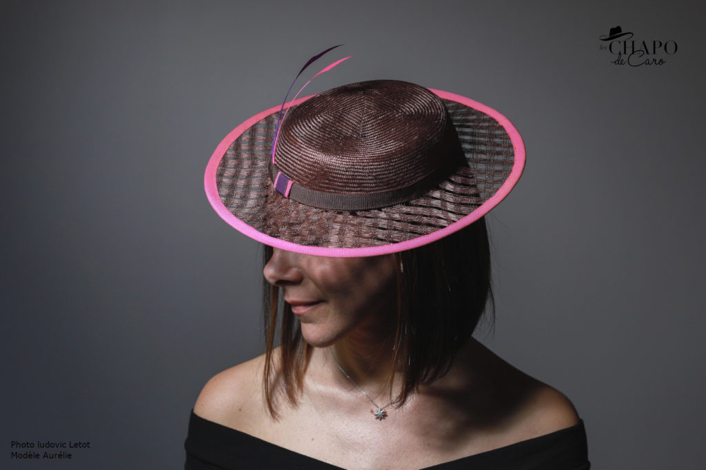 LesChapodeCaro - chapeau cérémonie Manoé Marron et rose