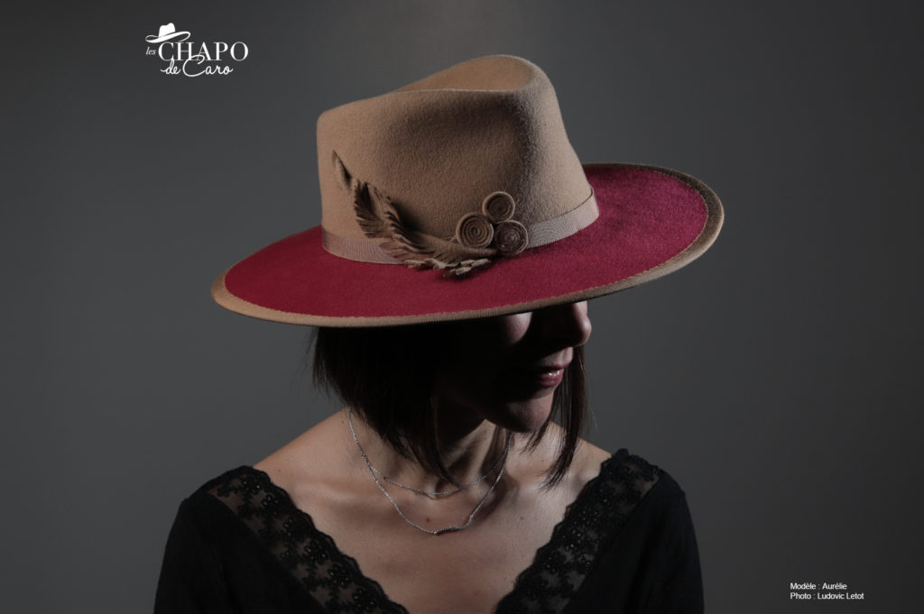 LesChapodeCaro-chapeau Fedora Romane - feutre camel et fuchsia