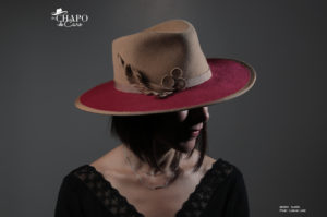 LesChapodeCaro-chapeau Fedora Romane - feutre camel et fuchsia