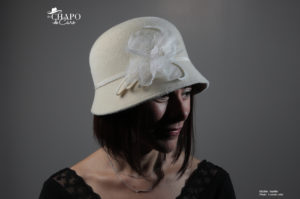 LesChapodeCaro-chapeau cloche Celiane-feutre velours blanc et fleur