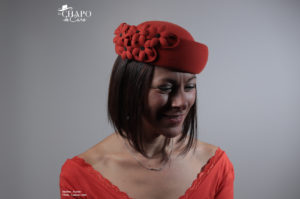 LesChapodeCaro-chapeau pillbox Ariane - feutre orangé et fleurs